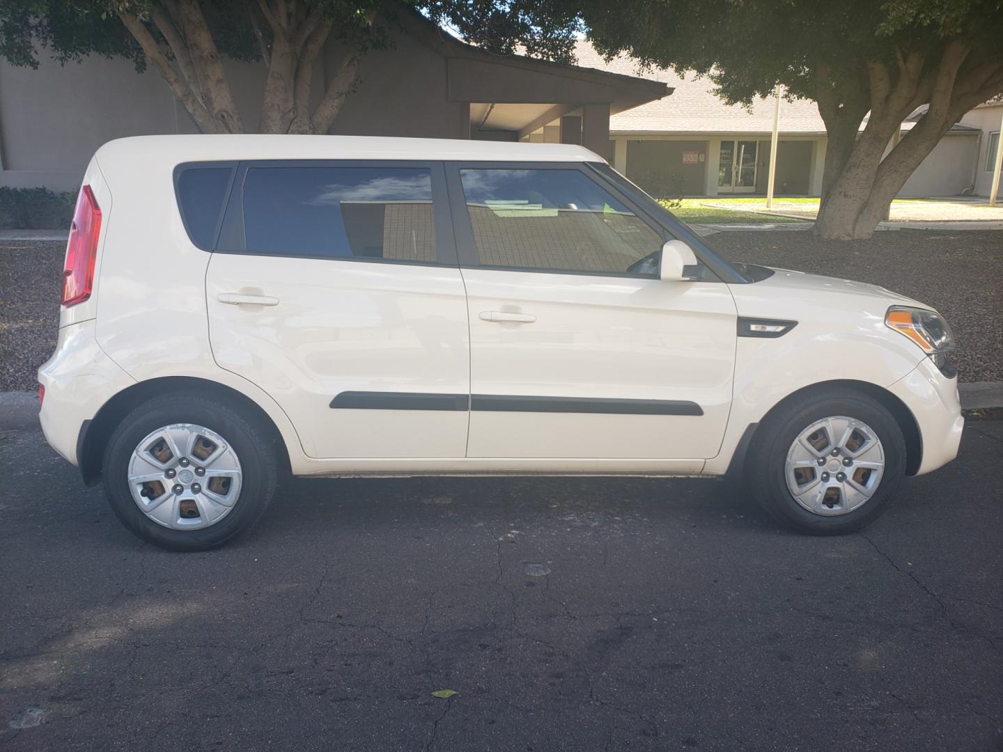 2013 WHITE /black Kia Soul base (KNDJT2A51D7) with an 1.6l i4 engine, 4-Speed Automatic transmission, located at 323 E Dunlap Ave., Phoenix, AZ, 85020, (602) 331-9000, 33.567677, -112.069000 - 2013 Kia Soul,.......EXCELLENT condition, A Real Must See!!.... Ice cold A/C, No accidents, Power everything, Stereo/cd player, Phone sync, Bluetooth, Satellite compatible, Clean black interior with black cloth seats in near perfect condition, power windows, power door locks, clean Arizona title, Ru - Photo#4